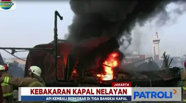 Kobaran api yang disusul kepulan asap tebal terus membesar setelah menyambar ceceran bahan bakar minyak yang mengapung di perairan.