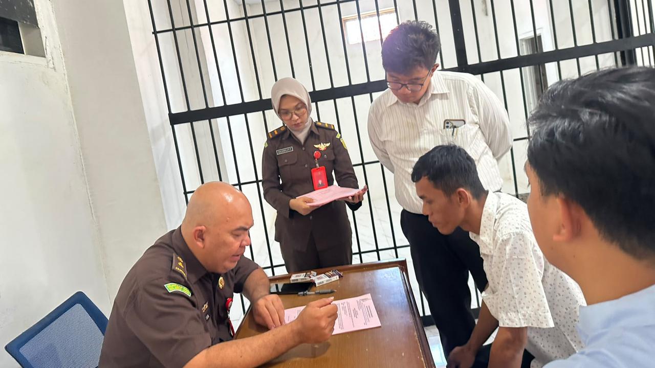 Penyidik Subdit IV Tipidter Ditreskrimsus Polda Sulbar menyerahkan berkas dan tersangka RS kepada Kejari Pasangkayu. (merdeka.com/Istimewa).