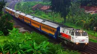 Rangkaian Kereta Kaligung melintasi Pantura Jateng. Kini kereta jarak menengah itu ditambah jam perjalanan dan bonus potongan harga. (foto : Liputan6.com / edhie prayitno ige)