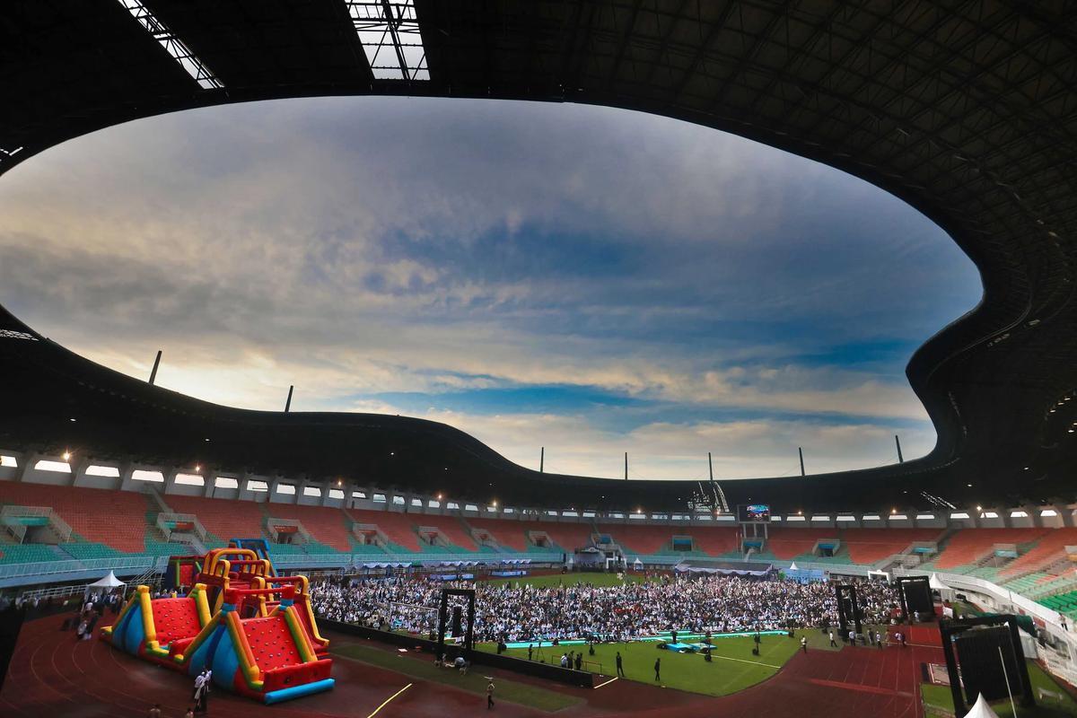FOTO: Ribuan Warga Bogor Padati Stadion Pakansari untuk Shalat Idul Fitri
