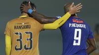Striker Persiraja Banda Aceh, Pulo Henrique dan bek Bhayangkara FC, Hansamu Yama, saling menunjukkan solidaritas usai bersitegang pada laga BRI Liga 1 di Indomilk Arena, Minggu (29/8/2021). (Foto: Bola.com/M iqbal Ichsan)