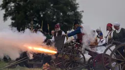 Warga menembakkan meriam untuk menciptakan suasana Pertempuran Bosworth yang terjadi pada 1485, Inggris, Minggu (23/8/2015). Henry Tudor dari Lancaster berhasil mengalahkan Raja Richard III dan mengawali kekuasaan Wangsa Tudor. (REUTERS/Neil Balai)