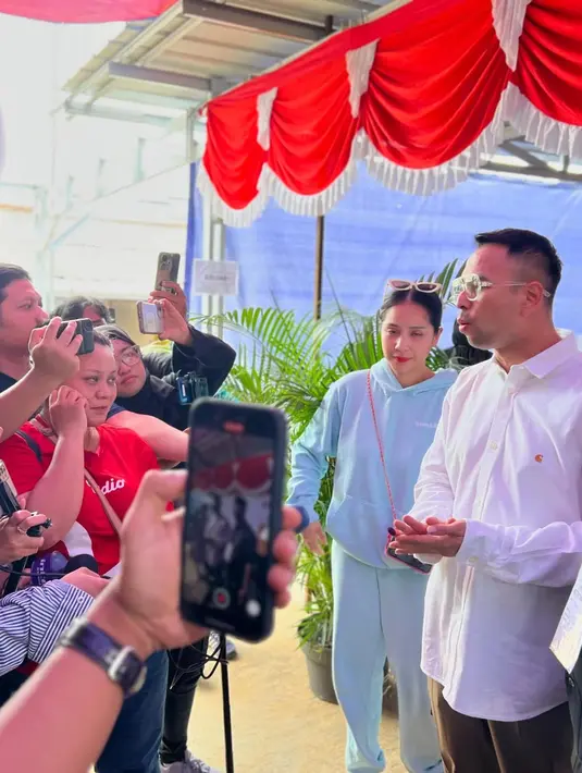 Penampilan Nagita di hari pencoblosan ini menunjukkan bahwa meskipun memilih untuk tampil santai, ia tetap mampu tampil elegan dengan outfit yang stylish dan berkualitas tinggi.