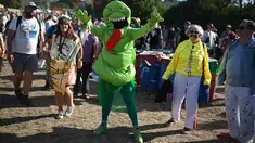 Pengunjung festival menghadiri festival Glastonbury Hari ke-2 di desa Pilton di Somerset, barat daya Inggris, pada 22 Juni 2023. Festival berlangsung dari 21 Juni hingga 26 Juni. (Photo by Oli SCARFF / AFP)