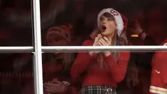 Taylor Swift terlihat menyaksikan pertandingan NFL (National Football League) antara Kansas City Chiefs melawan Las Vegas Raiders di Arrowhead Stadium, Kansas, Amerika Serikat, Selasa (26/12/2023) WIB. Ia datang langsung untuk menyaksikan sang kekasih, Travis Kelce yang bermain di Kansas City Chief. (AP Photo/Charlie Riedel)