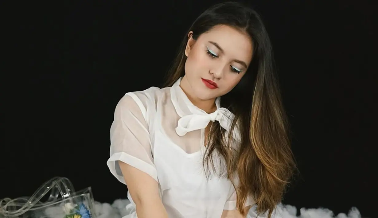 Mantan kekasih El Rumi ini juga tampil memukau dan elegan kala menjalani pemotretan dengan baju berwarna putih. Dengan makeup yang sedikit tebal, pesona Marsha Aruan berhasil membuat penggemar terpikat. (Liputan6.com/IG/@aruanmarsha)