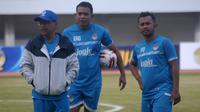 Pelatih PSIM, Aji Santoso (kiri) mengawasi anak buahnya berlatih di Stadion Mandala Krida, Yogyakarta, Sabtu (7/9/2019). (Bola.com/Vincentius Atmaja)