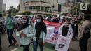 Ratusan imigran Afghanistan jalan kaki menuju Kedubes Kanada di Jakarta, Senin (13/12/2021). Dengan membawa spanduk dan poster, mereka menuntut UNHCR dan IOM segera memproses penempatan mereka ke negara tujuan seperti Kanada, Australia, Selandia Baru maupun AS. (Liputan6.com/Faizal Fanani)