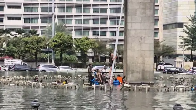 Greenpeace Sudah Turunkan Spanduk dari Monumen Selamat Datang Bundaran HI