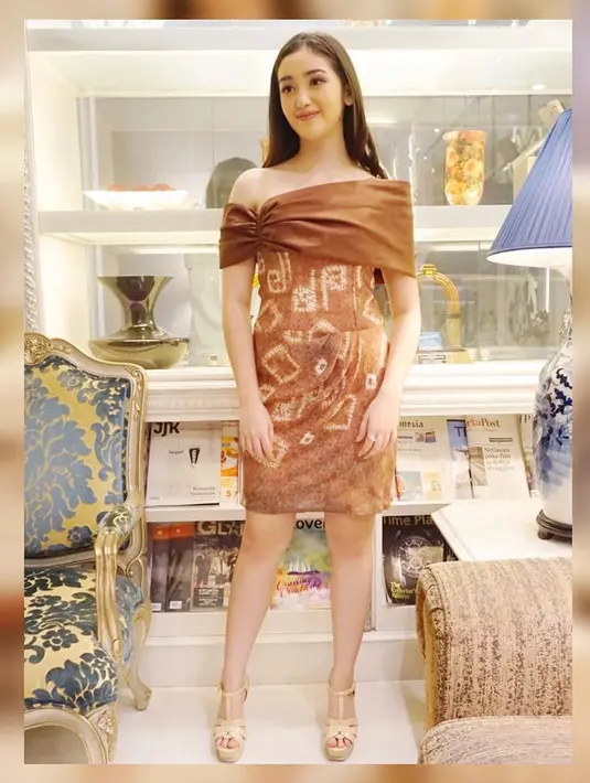 Memakai mini dress berwarna cokelat seperti yang satu ini Ranty terlihat sangat imut dan memikat. Parasnya yang cantik seperti Barbie ini nampaknya yang membuat Amar Zoni jatuh hati dengannya. (Instagram/rantymaria)