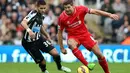 Steven Gerrard berusaha melewati pemain Newcastle United, Mehdi Abeid, dalam lanjutan Liga Premier Inggris. 1 November 2014. (AFP PHOTO/IAN MACNICOL)