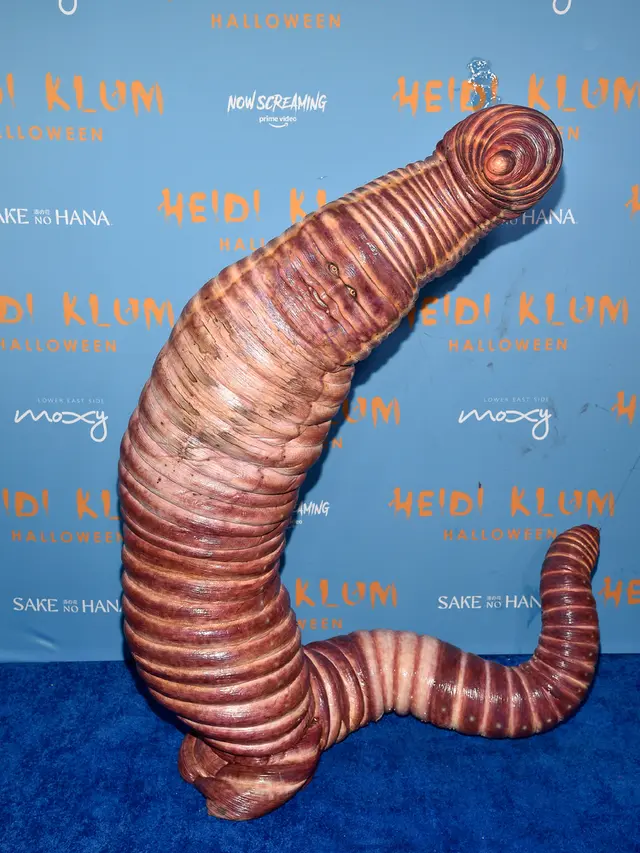 Heidi Klum Menjelma Jadi Cacing Raksasa di Pesta Halloween 2022