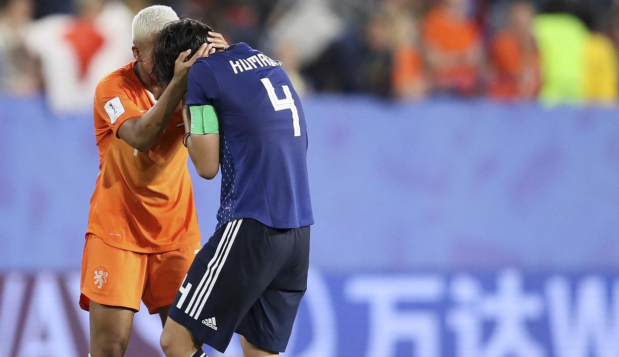 Shanice Van De Sanden (kiri) berusaha menghibur Saki Kumagai asal Jepang (kanan) rekan setimnya di klub Olympique Lyonais. ( AP/David Vincent )