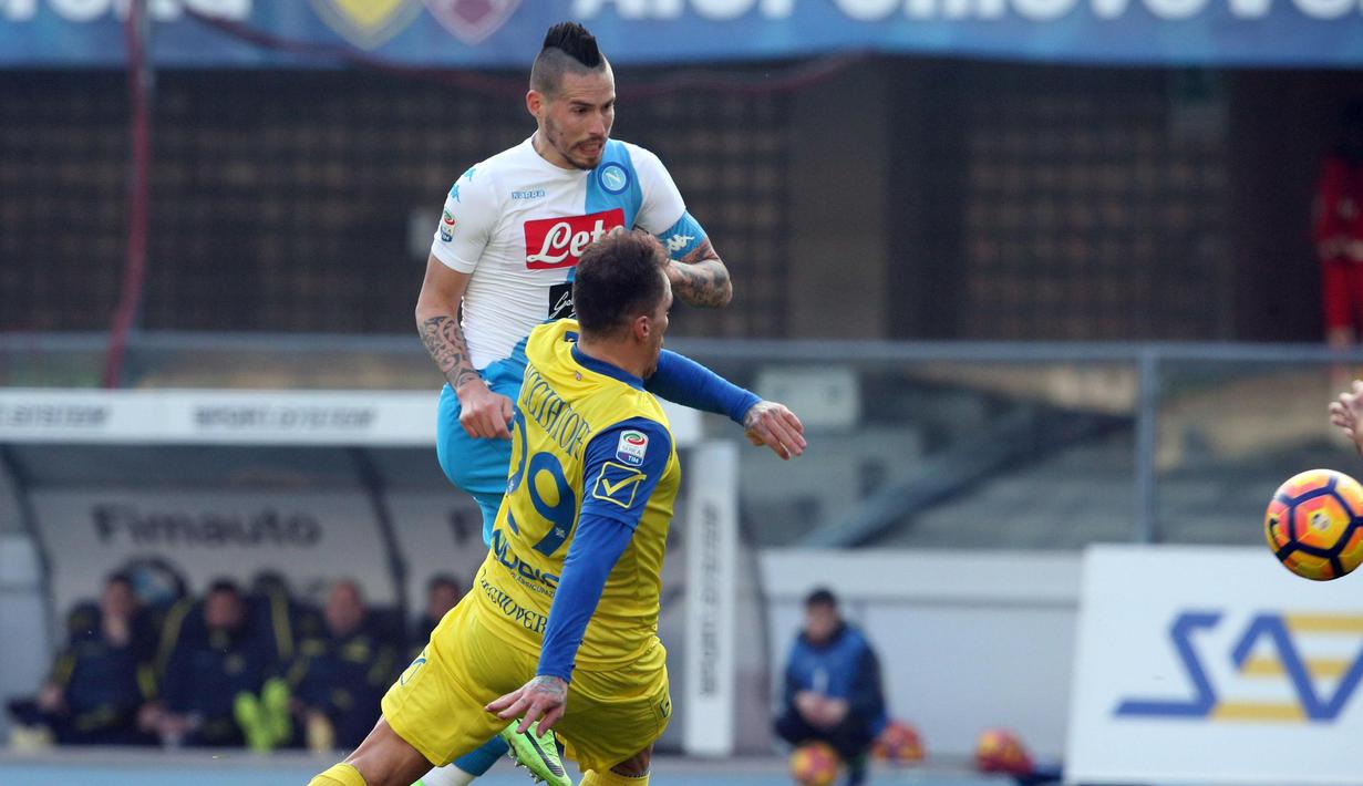 Pemain Napoli, Marek Hamsik melepaskan tembakan saat dihadang pemain Chievo Verona pada lanjutan Serie A di Bentegodi stadium, Verona, (19/2/2017).  Napoli menang 3-1. (Filippo Venezia/ANSA via AP)