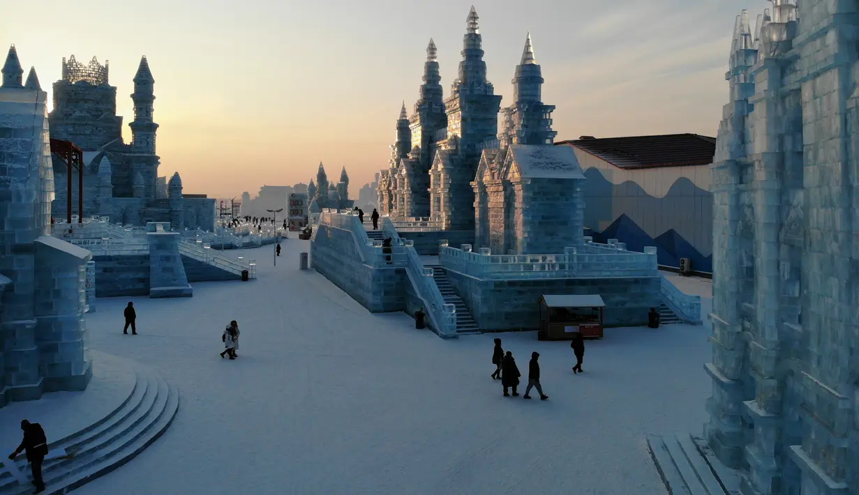 Pandangan udara patung-patung es selama Festival Salju dan Patung Es Internasional Harbin di Harbin, China, Senin (7/1). Festival es dan salju terbesar di dunia itusecara resmi dibuka untuk umum mulai 5 Januari sampai 5 Februari 2019. (FRED DUFOUR/AFP)