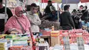 Sejumlah pedagang menjajakan kembang api dagangannya di Pasar Asemka, Jakarta, Selasa (28/12/2021). Menjelang perayaan Tahun Baru, para pedagang musiman menjual petasan dan kembang api di bahu jalan serta kolong jembatan kawasan Pasar Pagi Asemka. (Liputan6.com/Faizal Fanani)