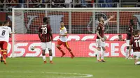 Pemain Benevento, Pietro Iemmello (tengah) merayakan gol ke gawang AC Milan pada laga lanjutan Serie A, di  San Siro, Minggu (22/4/2018) dini hari WIB. (AP/Luca Bruno).