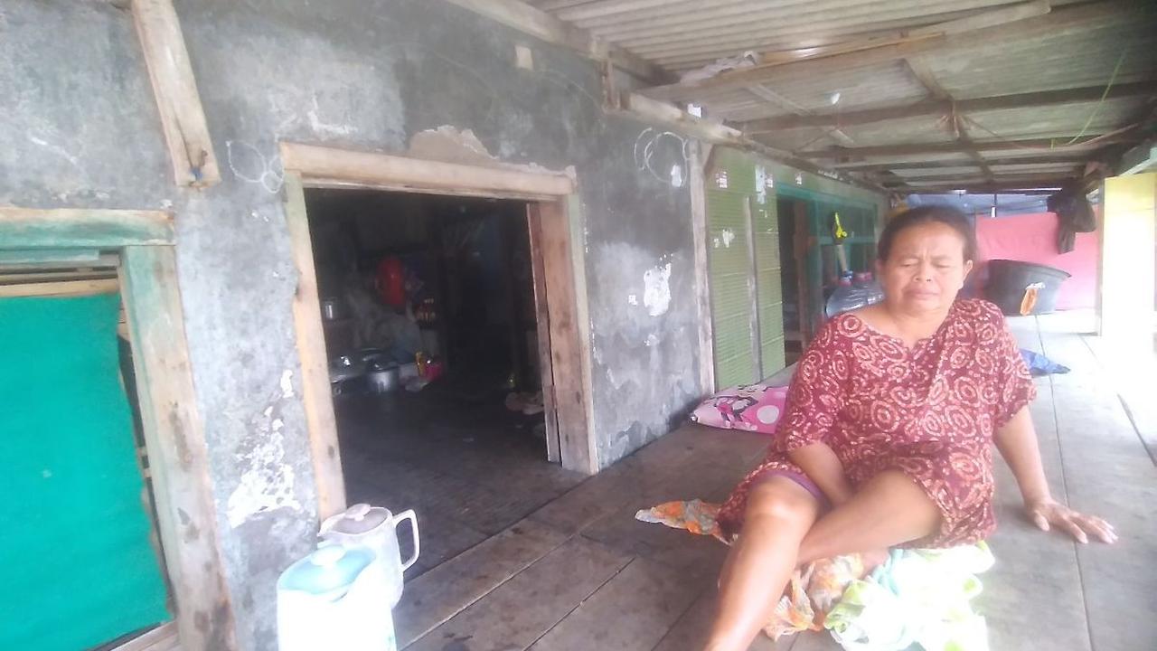 Terkait kondisi rumah yang sudah tergerus rob laut yang berdampak pada warganya tidak punya akses jalan, dia hanya bisa bertahan tidak bisa berbuat apa-apa.