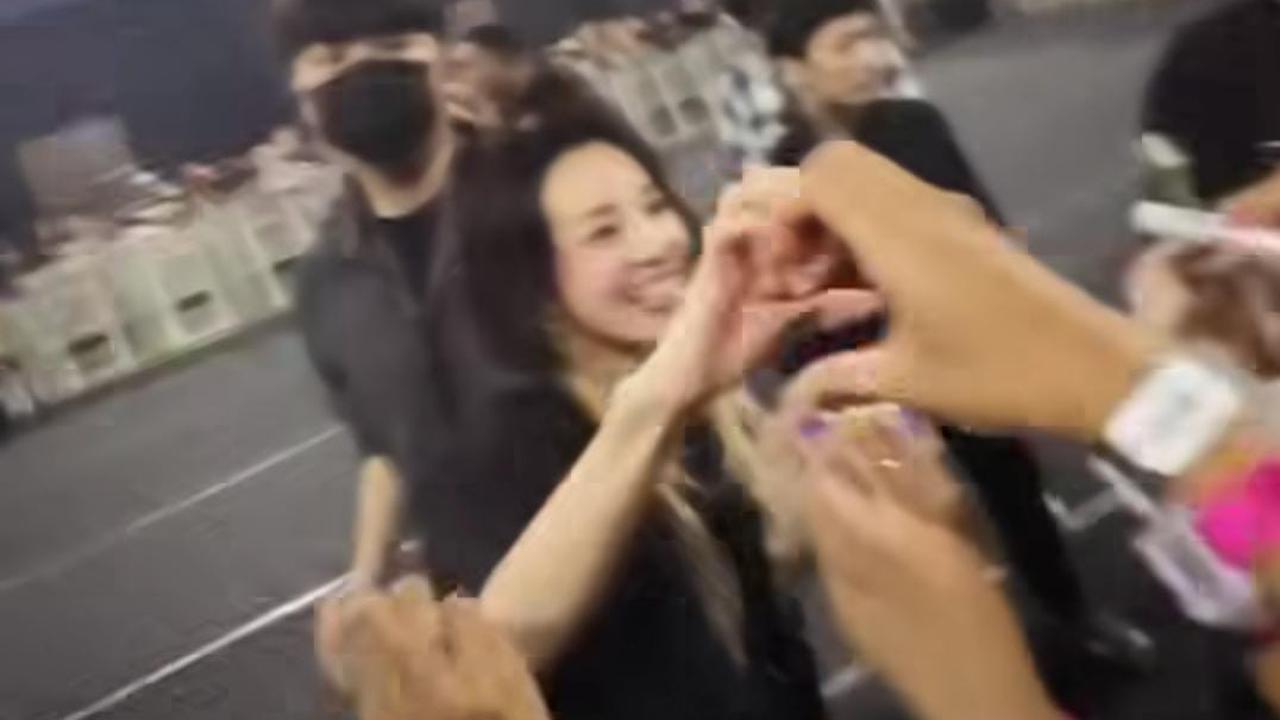 Momen Seru Marion Jola Nonton konser 2NE1 'Welcome Back' di Jakarta