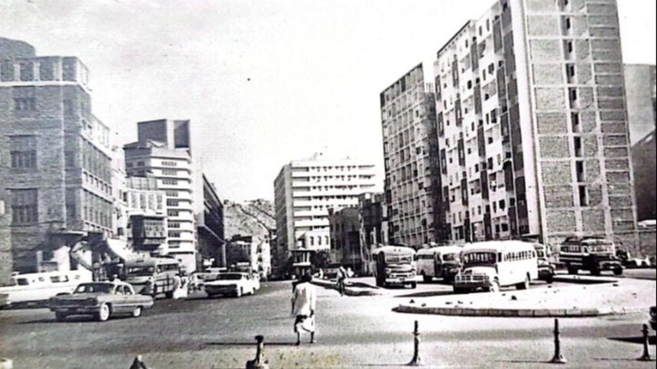 Saat itu, belum banyak gedung bertingkat hingga bangunan yang modern. Sekilas, Kota Mekkah juga masih nampak sepi.&nbsp;