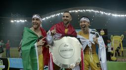 Pemain Bhayangkara FC, Paulo Sergio, Ilija Spasojevic, Lee Yoo-Joon merayakan keberhasilan meraih gelar juara Liga 1 2017 di Stadion Patriot Bekasi, Sabtu (12/11/2017). Bhayangkara kalah 1-2 lawan Persija. (Bola.com/Nicklas Hanoatubun)