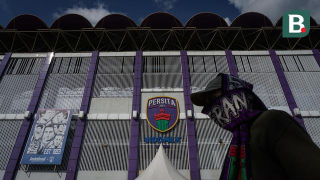 Foto: Pecah! Suporter Persita Panaskan Laga Uji Coba Melawan PSM Makassar di Laga Persahabatan