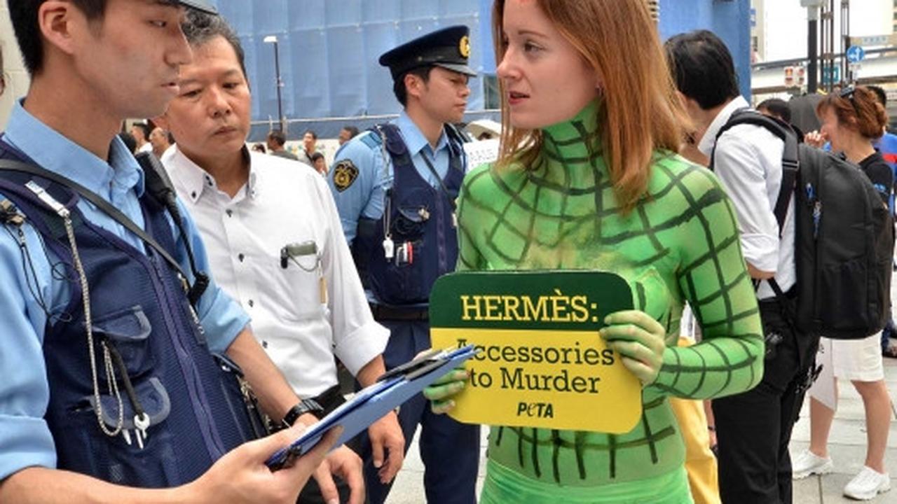 Aksi demo aktivis cantik "berkulit buaya" di Jepang