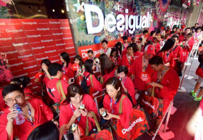 Hebohnya antrean pengunjung dalam acara Desigual di Singapura | foto:copyright asiaone.com