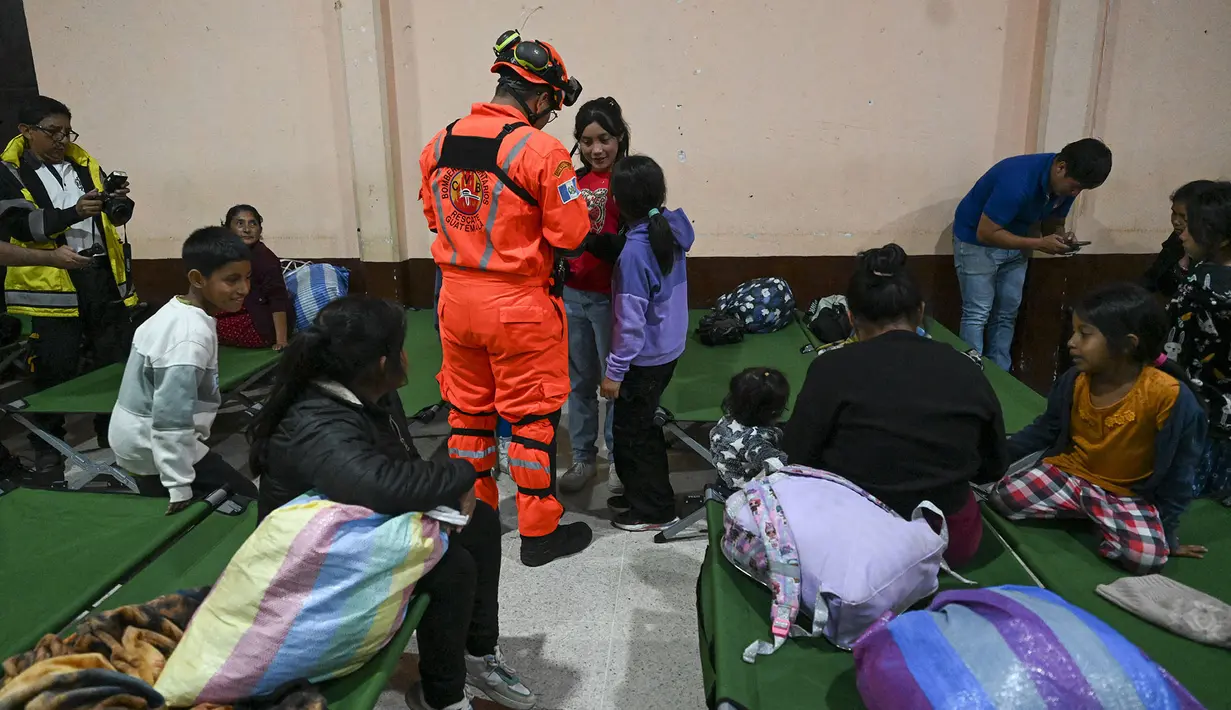 Para pengungsi tiba di tempat penampungan setelah meninggalkan desa mereka menyusul letusan gunung berapi Fuego di Alotenango, Guatemala, Senin, 3 Agustus 2026. (AFP/Johan Ordonez)