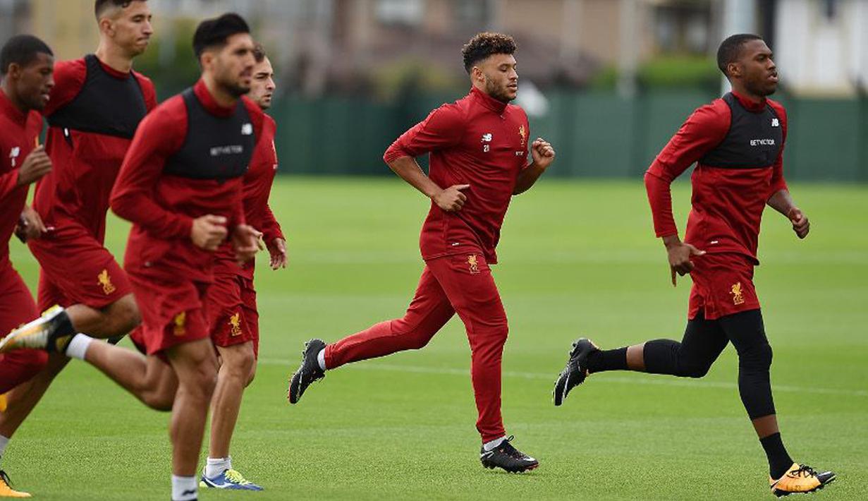 Pemain Liverpool, Alex Oxlade-Chambrlain (2kanan) saat berlatih bersama rekannya di Melwood Training Ground, Liverpool (7/9/2017). Latihan ini jelang melawan Manchester City pada pekan keempat Premier League. (Photo/Liverpoolfc)