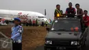 Petugas saat akan mengevakuasi pesawat yang tergelincir di Bandara Adisucipto di Yogyakarta, Jumat (6/11/2015). Tidak ada korban jiwa dalam peristiwa ini. (Boy Harjanto)