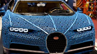 Mobil Bugatti Chiron yang dibangun dari potongan-potongan mainan Lego dihadirkan dalam pameran Paris Motor Show, Selasa (2/10). Mobil Bugatti Chiron berwarna biru ini dibuat menggunakan lebih dari 1 juta blok Lego Technic. (AFP / ERIC PIERMONT)