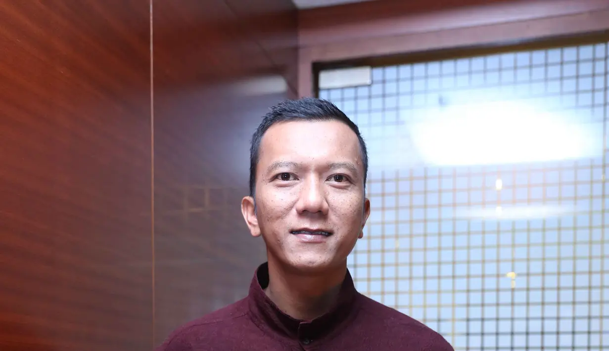 Teuku Rifnu Wikana saat di temui XXI Plaza Senayan, Jakarta Selatan, Sabtu (7/5/2016) mengatakan, bahwa pendikan harus dibenahi. Ia  melihat pendidikan jomplang. (Nurwahyunan/Bintang.com)