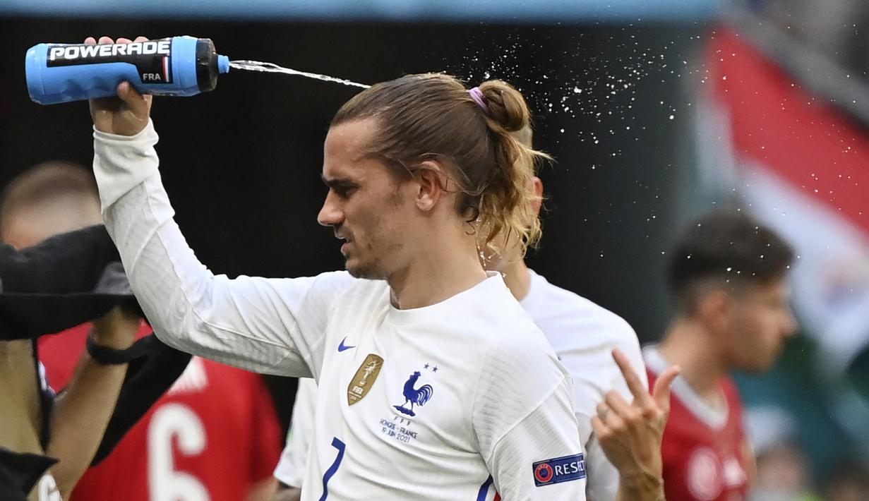 Antoine Griezmann. Striker Prancis ini telah mencetak 7 gol hanya dalam 2 edisi Piala Eropa, yaitu Euro 2016 dan Euro 2020 yang sedang berlangsung. Pada Euro 2016 ia mencetak 6 gol dan hampir membawa Prancis juara sebelum ditaklukkan Portugal 0-1 di final. (Foto: AP/Pool/Tibor Illyes)