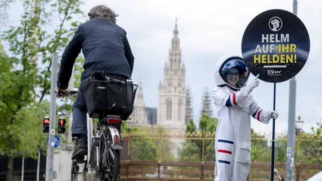 Ada Astronaut Kampanye Penggunaan Helm untuk Pesepeda