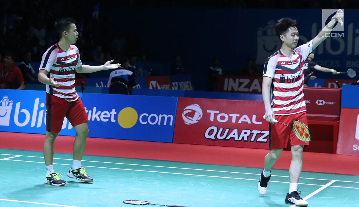 Ganda putra Indonesia, Kevin Sanjaya Sukomuljo mengacungkan jempol terbalik ke pebulu tangkis Denmark, Mads Conrad Petersen/Mads Pieter Kolding di 8 besar Indonesia Open 2018, Istora GBK, Jumat (6/7). (Liputan6.com/Helmi Fithriansyah)