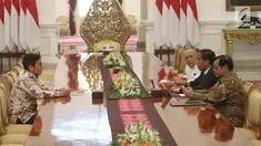 Presiden Joko Widodo (Jokowi) bertemu CEO Bukalapak, Achmad Zaky di Istana Merdeka, Sabtu (16/2). Pertemuan digelar setelah cuitan Zaky soal bujet research & development (R&D) Indonesia ramai diperbincangkan di media sosial. (Liputan6.com/Angga Yuniar)
