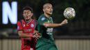 Pemain Persebaya Surabaya, Leonardo Silva Lelis (kanan) berebut bola dengan pemain Arema FC, Dedik Setiawan pada laga lanjutan pekan ke-33 BRI Liga 1 2022/2023 di Stadion PTIK, Jakarta, Selasa (11/04/2023). (Bola.com/Bagaskara Lazuardi)
