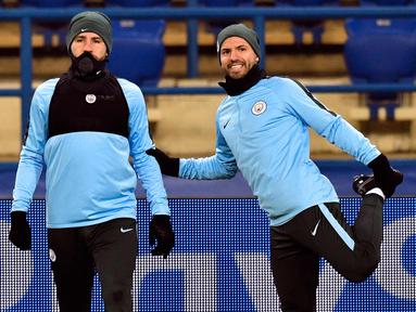 Penyerang Manchester City, Sergio Aguero (kanan) dan bek Nicolas Otamendi melakukan pemanasan saat sesi latihan di Kharkiv, Ukraina (5/12). Manchester City akan bertanding melawan Shakhtar Donetsk pada grup F Liga Champions. (AFP Photo/Genya Savilov)