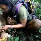 Pria Ini Mukbang Sesajen di Tengah Hutan  (Sumber: YouTube/dede inoen)