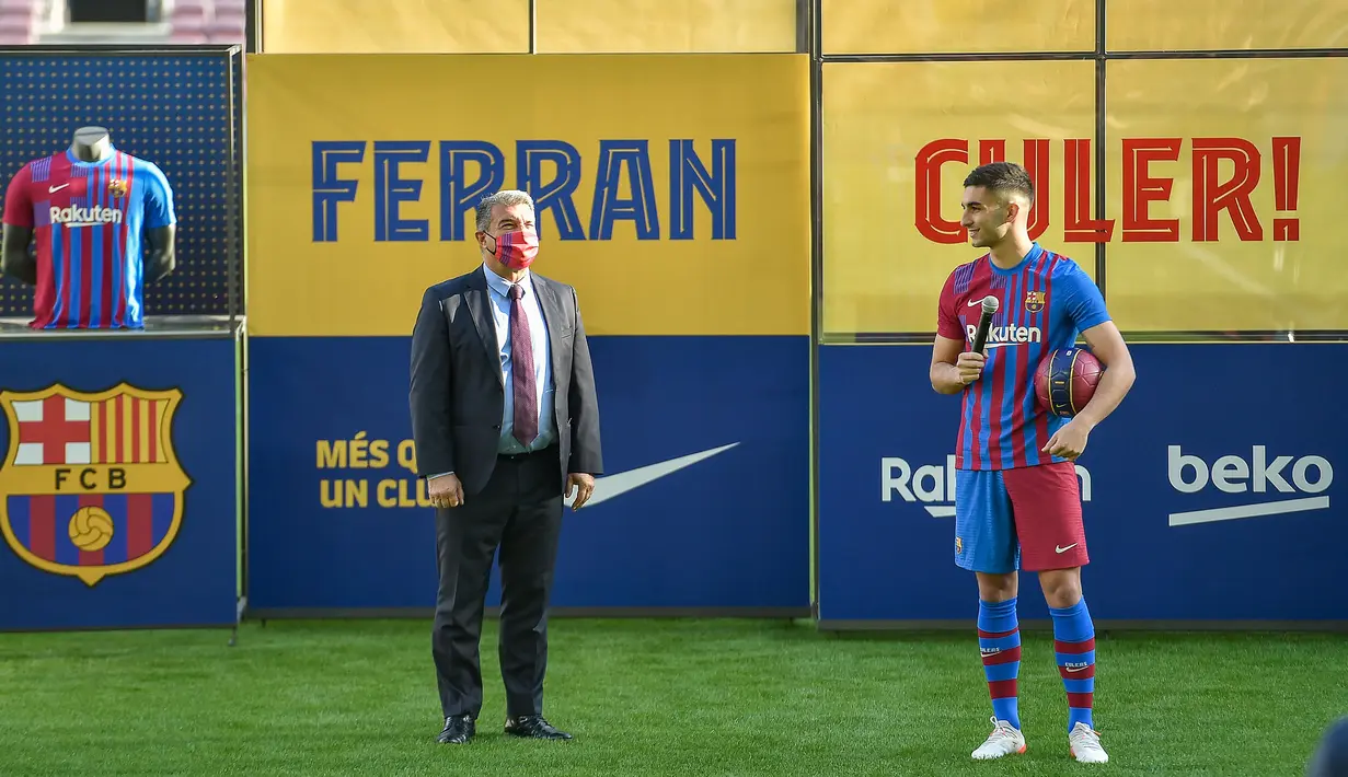 Sayangnya, Torres masih belum dapat didaftarkan ke skuat Barcelona karena terganjal regulasi pengeluaran gaji pemain di Liga Spanyol. (AFP/Pau Barrena)