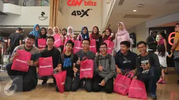 Sejumlah berpose membawa bingkisan sebelum nonton bareng Cinemaholic dan Panasonic Viera di CGV Blitz, Bandung, Minggu (7/8). Cinemaholic dan Panasonic Viera gelar nonton bareng Rebel's Team. (Liputan6.com/Gempu M Surya)