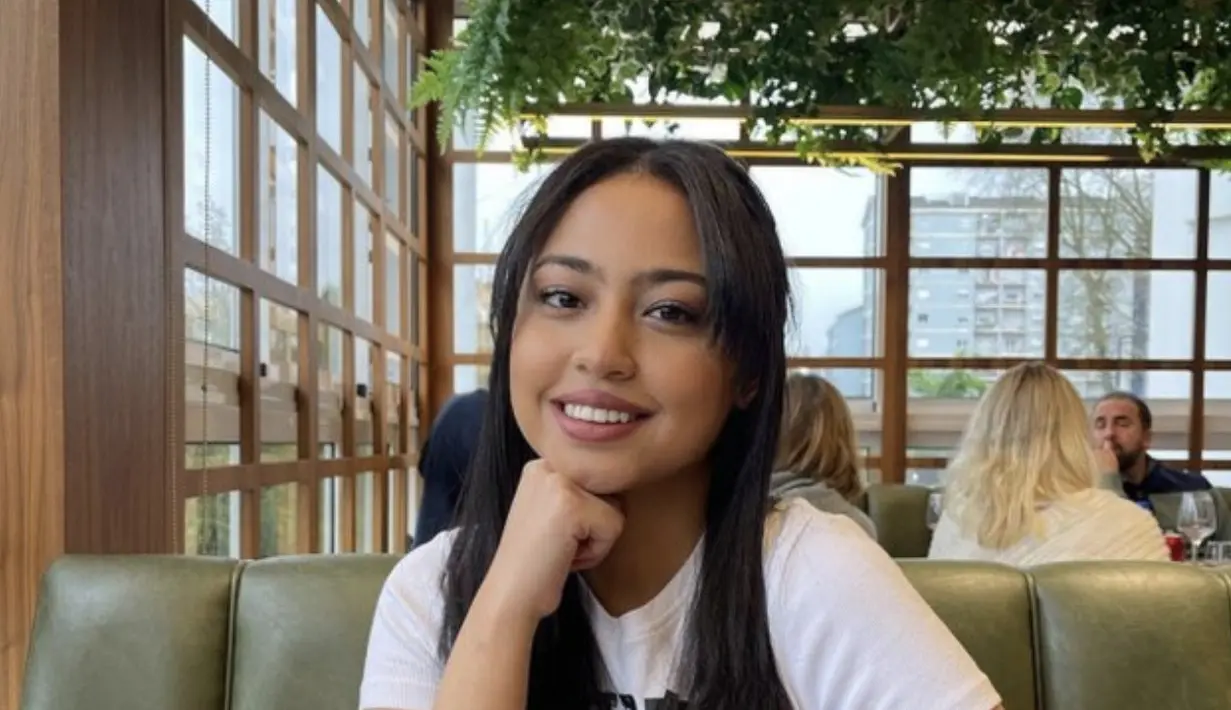 Gaya rambut sederhana dan makeup yang sempurna, semakin menghadirkan kesan sempurna pada penampilannya.  [Foto: Instagram @athalialemos]