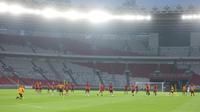 Pemain Persija Jakarta menggelar sesi latihan jelang menghadapi Persebaya Surabaya pada laga pekan ke-28 BRI Liga 1 2024-2025 di Stadion Utama Gelora Bung Karno, Jakarta, Jumat, (11/4/2025). (Bola.com/M Iqbal Ichsan)