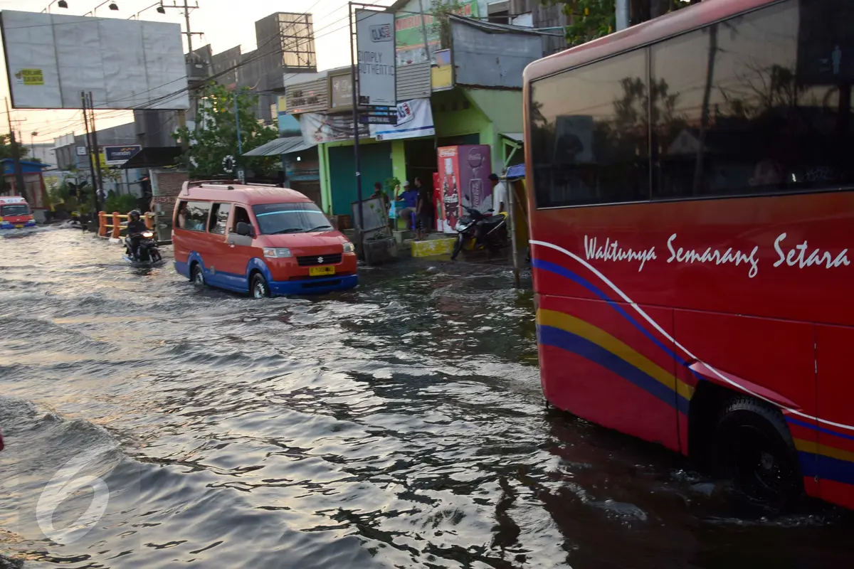 20160612-Jalur Pantura Banjir, Kendaraan Susah Melintas