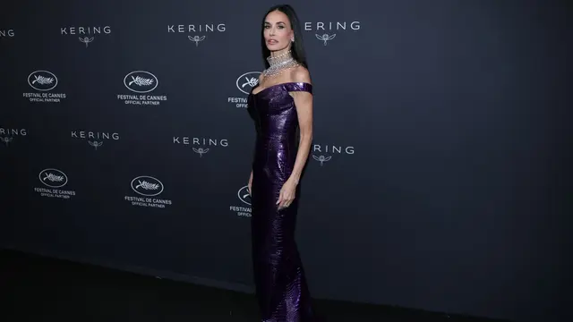 Demi Moore Pancarkan Aura Awet Muda dengan Deretan Look Glamor di Festival Film Cannes 2026