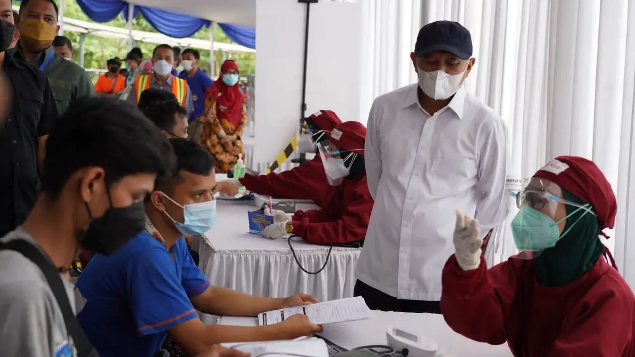 Menteri Koperasi dan UKM Teten Masduki meninjau program Sentra Vaksin untuk Pahlawan Ekonomi Digital Indonesia, di Lazada Logistics Warehouse, Cimanggis, Depok, Sabtu (25/7/2021). (Dok KemenkopUKM)