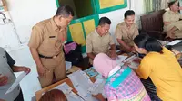 Kepala Dinas Kependudukan dan Catatan Sipil Banyuwangi Juang Pribadi (Kanan) terjun langsung melakukan pelayanan adminduk di daerah plosok Banyuwangi (Istimewa)