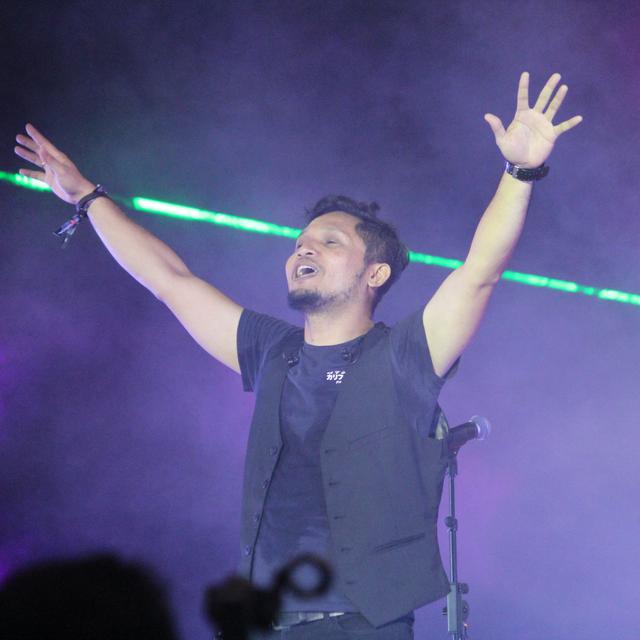 Lirik Lagu Hitamku Andra And The Backbone Ragam Bola Com Lirik dan chord lagu tak ada yang bisa dari andra and the backbone. lirik lagu hitamku andra and the