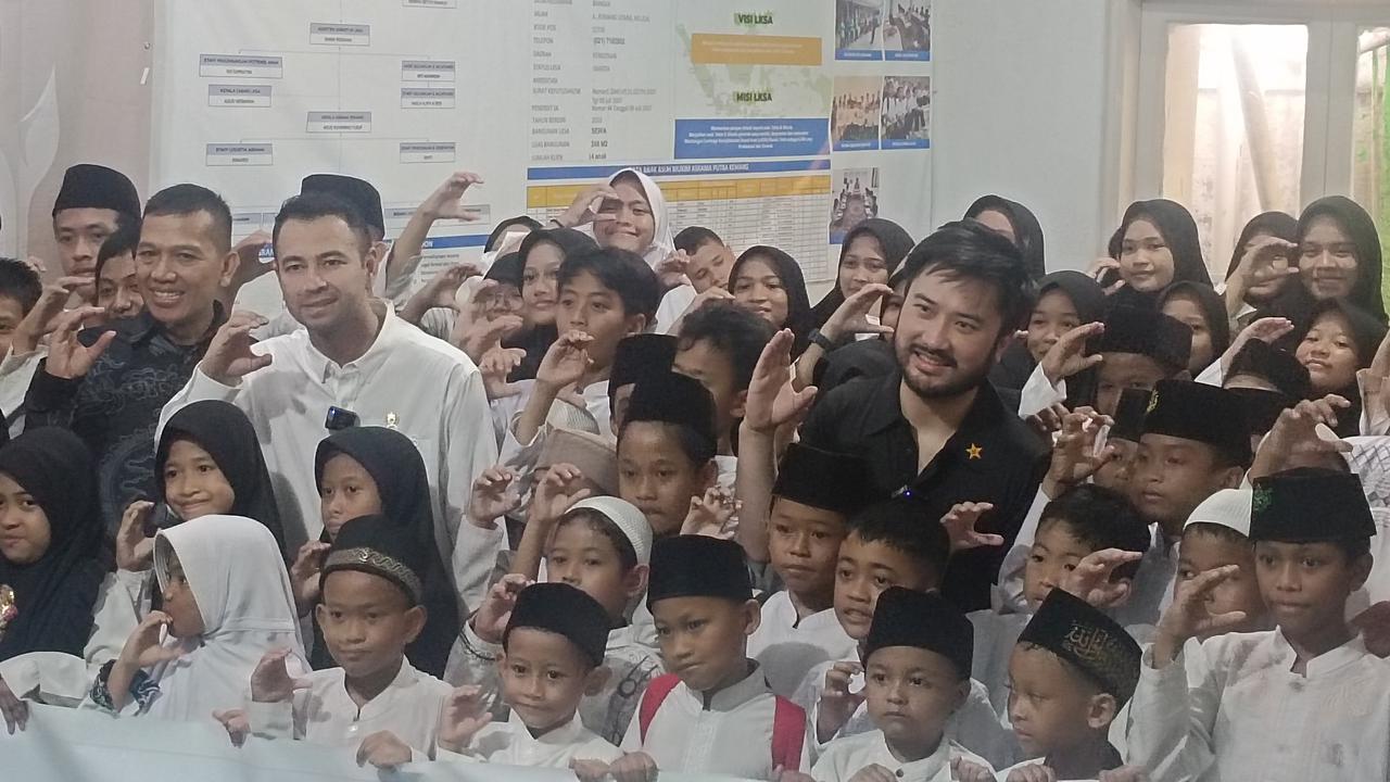 Raffi Ahmad dan Rudy Salim Bagikan 650 Burger ke Panti Asuhan, Ajak Anak-Anak Bermimpi Besar